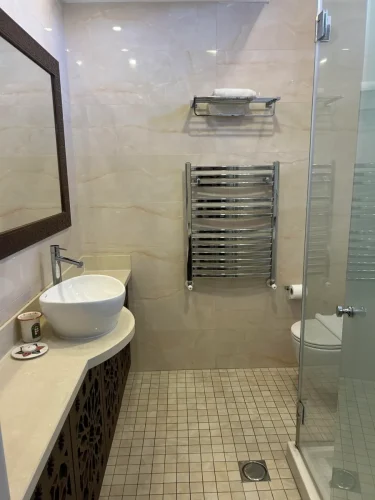 good Happy twin room with a balcony bathroom